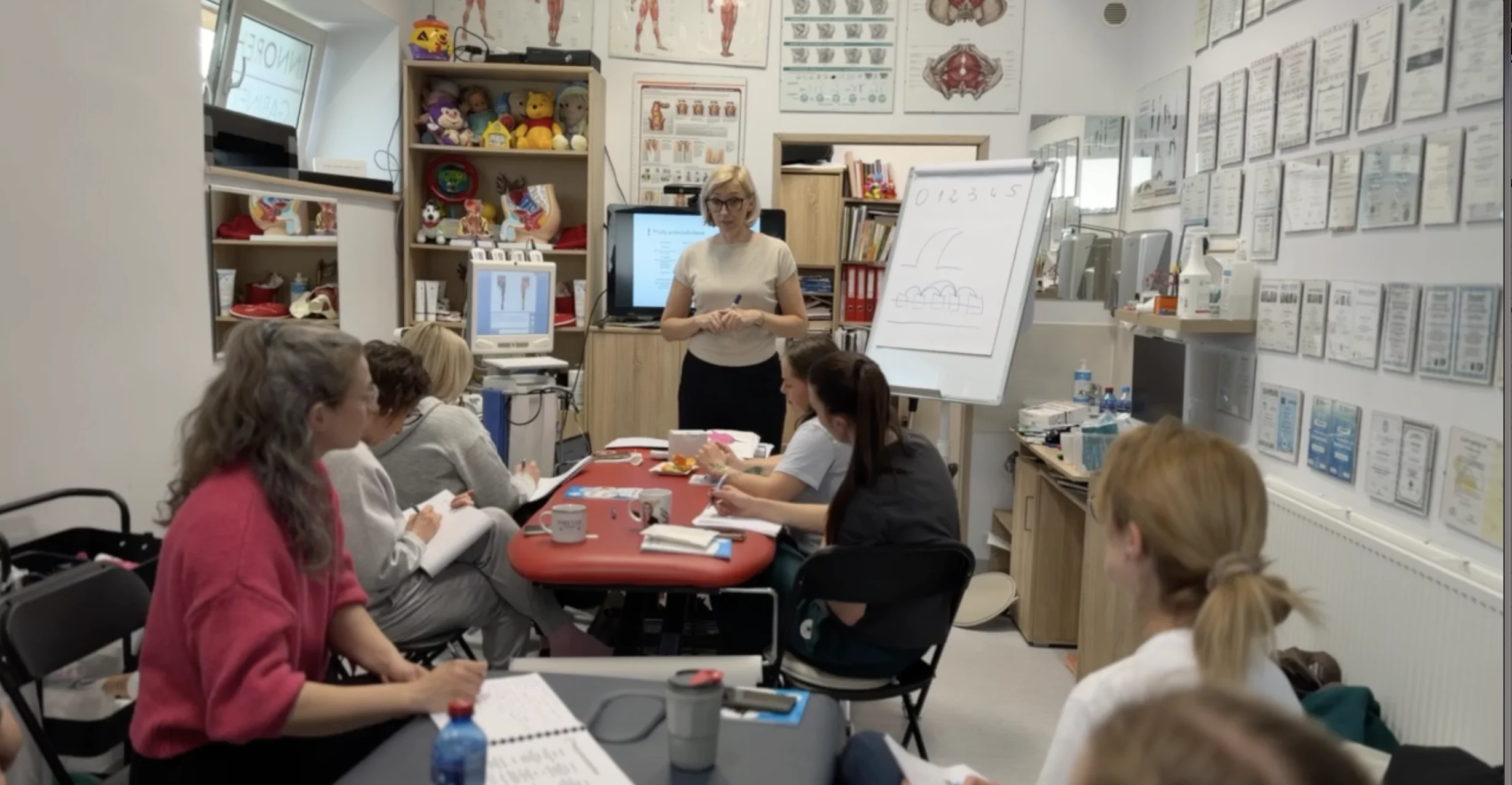 Agnieszka Bachorz prowadzi szkolenie dla fizjoterapeutów